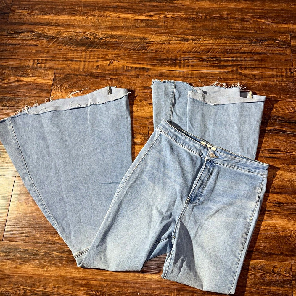We The Free Light Wash High Rise Super Flared Jeans Frayed Hem 5-Pocket Size 31